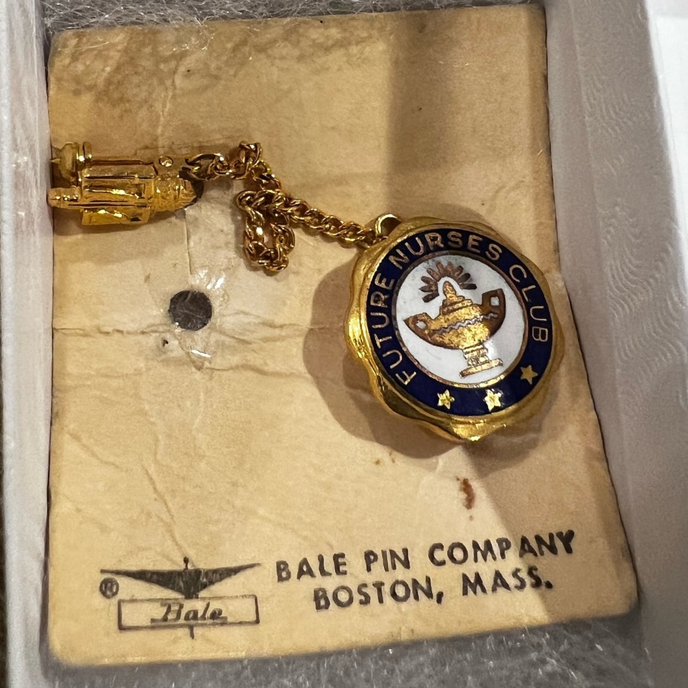 Vintage 1972 Future Nurses Club Enamel Pin Bale Boston NOS w Card - Picture 12 of 16